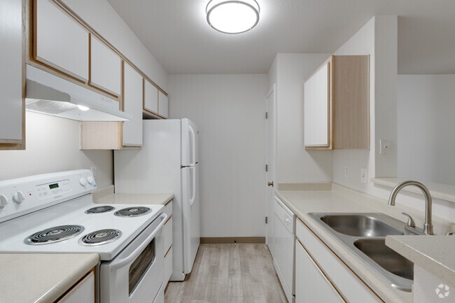 2BR, 2BA - 913SF - Kitchen