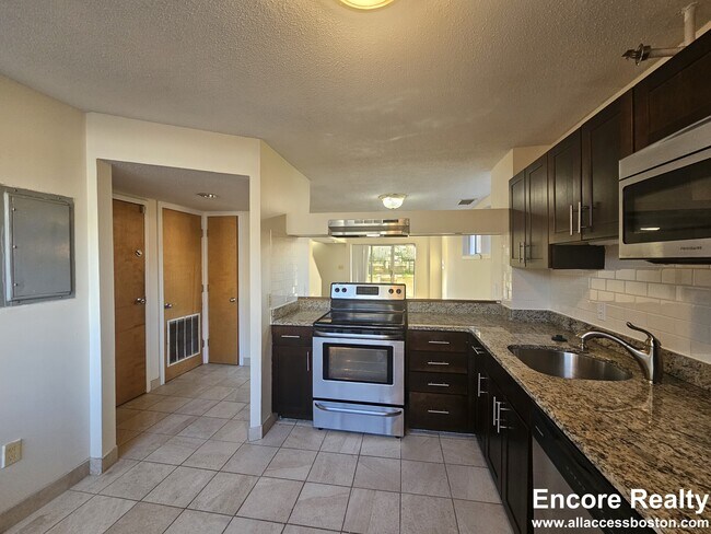 Photo - 150 North Beacon St Unidad 150 North Beacon Street