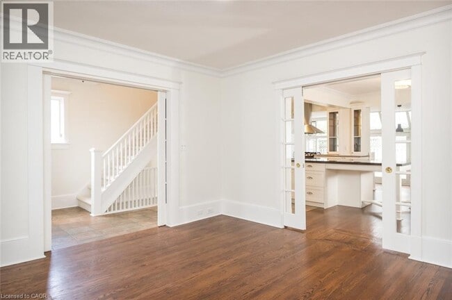 Photo - 209 Allan St