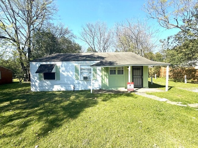 Building Photo - ** 3 Bed 1 Bath located off Woodley Road ** Call 334-366-9198 to schedule a showing