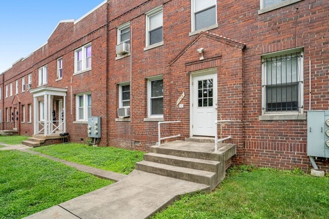 Building Photo - Kingman Park Charming Brick Townhome - Mov...