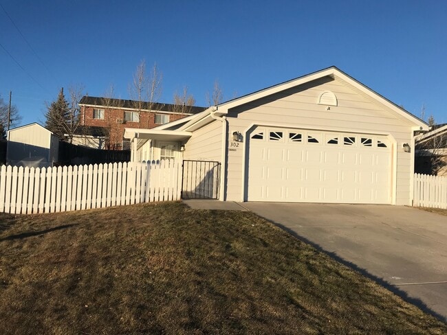 2 BEDROOM, 2 BATHROOM, 2 CAR GARAGE - 2 BEDROOM, 2 BATHROOM, 2 CAR GARAGE Casa