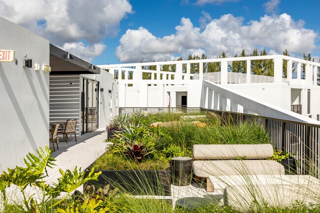 Salón en la azotea - Laguna Gardens