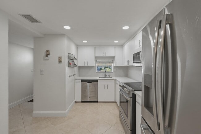 Building Photo - 681 S Hollybrook Dr Unit 109