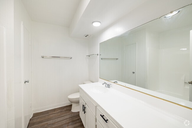 1BR, 1BA - 1,025SF - Bathroom - Sherman West Apartment Homes