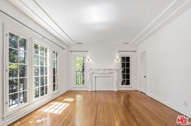 Building Photo - 361 1/2 S Doheny Dr Rental