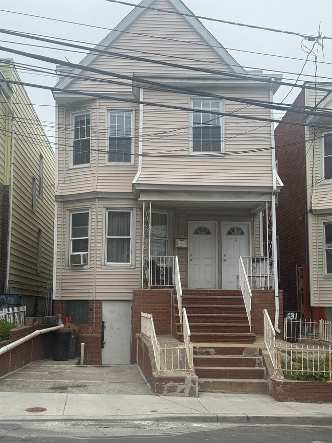 Building Photo - 631 Garfield Ave
