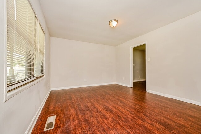 Photo - 263 Roxbury Dr