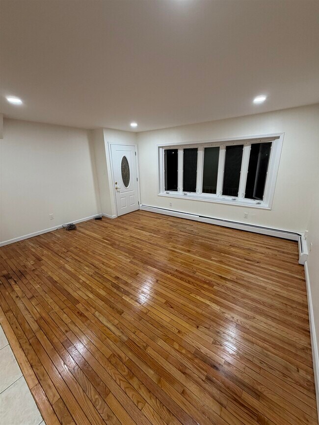 Photo - 293 Avenue C