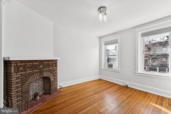 Photo - 621 Kenyon St NW