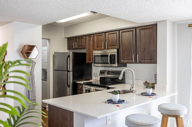 2 BR, 2 BA - 1,050SF