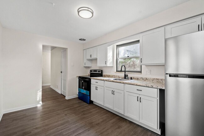 Building Photo - 1653 Suburban Ave Unit 1653 Suburban Avenue - 1st Floor