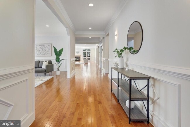 Building Photo - 1615 S Oakland St Rental