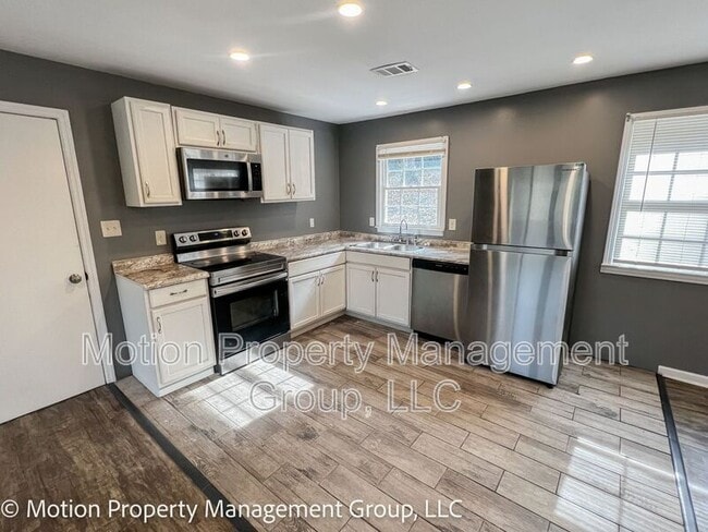 Photo - 2728 Pierce Dr N