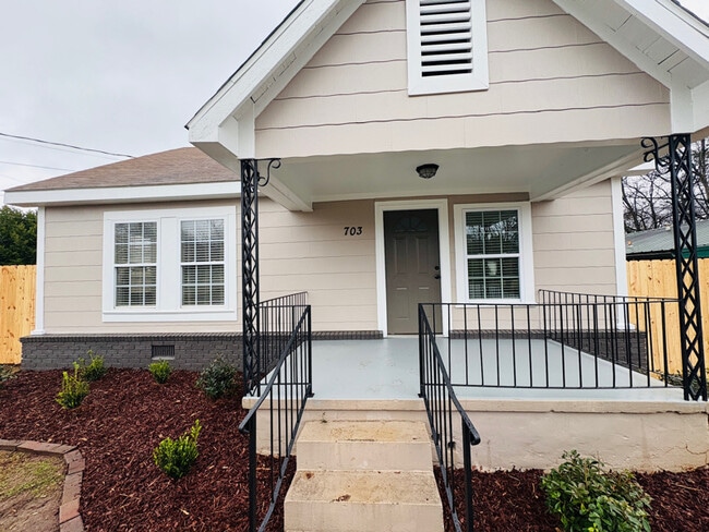 Photo - 703 31st Ave E