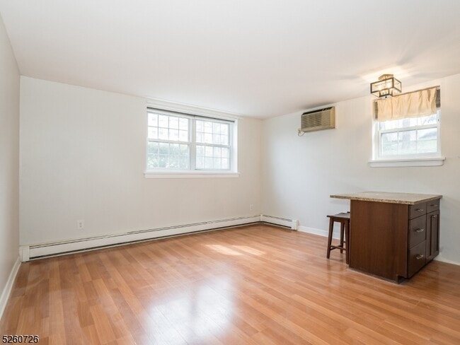 Building Photo - 48 Elm St Unit E