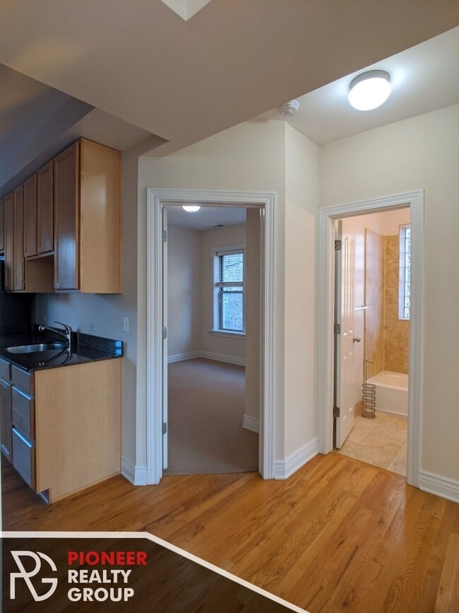 Photo - 1208 W Waveland Ave Unit 2