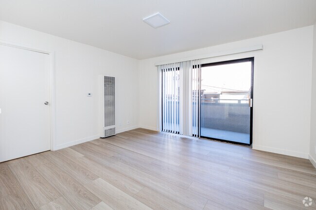 2BR, 2BA - 800SF Livingroom
