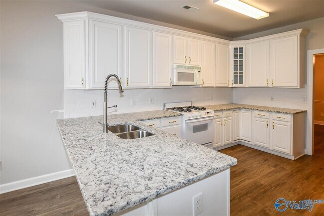 Photo - 736 Hobbs Rd SE