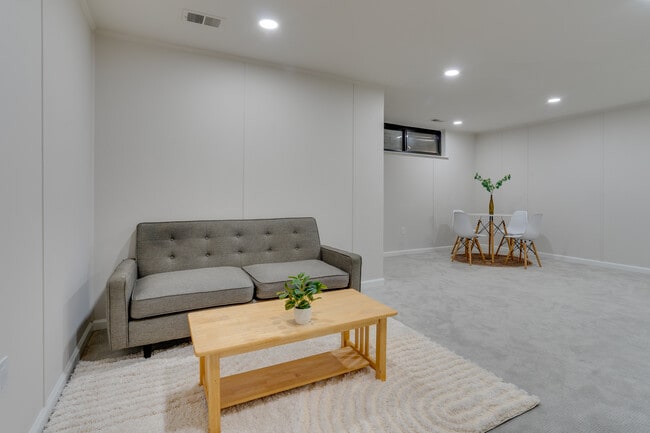 Building Photo - 7917 Schuyler Ct Unit Basement Suite