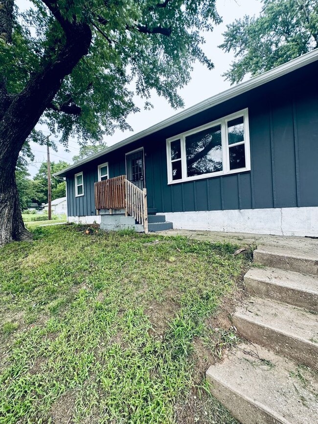 7301 S Benton Ave