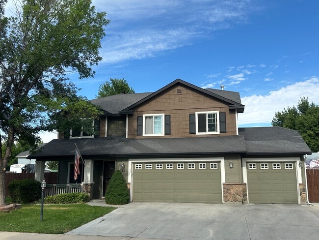 Building Photo - "Spacious 4-Bedroom Gem with 2.5 Bathrooms... Rental