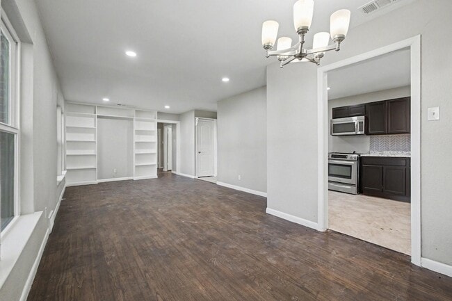 Photo - 2319 Glengariff Dr