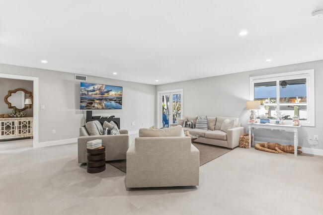 Photo - 165 1st St E