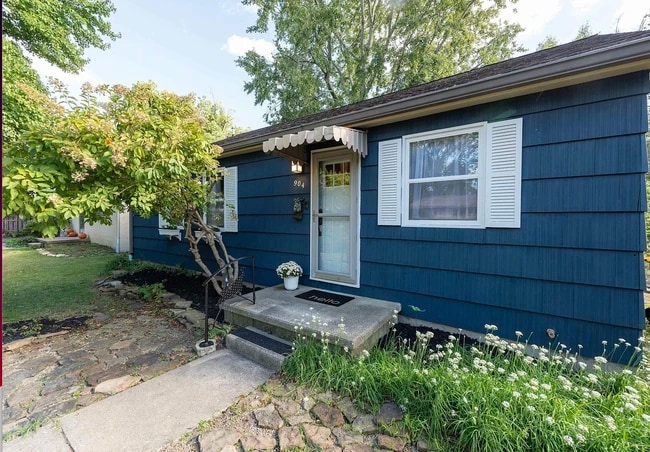 Building Photo - 904 E Maxwell Ln