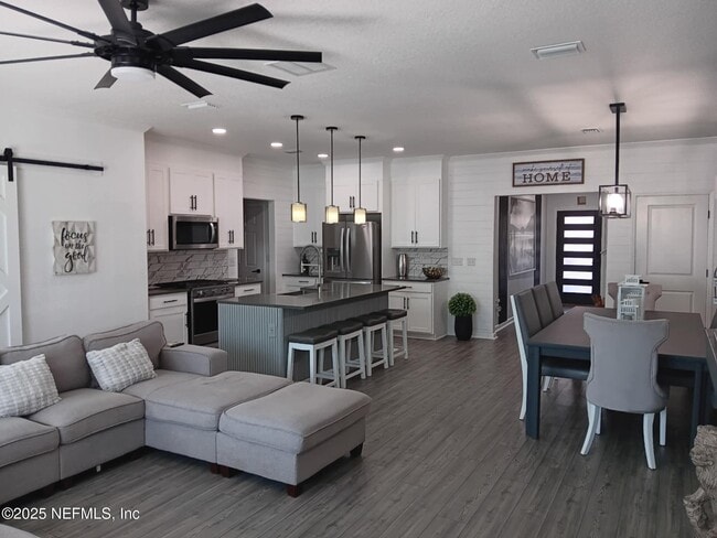 Photo - 467 Chandler Dr