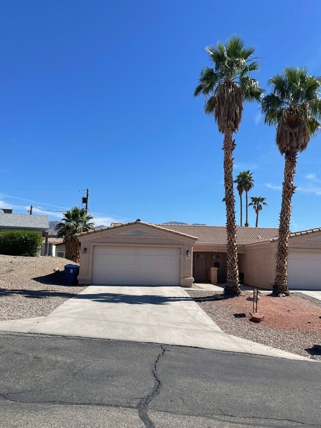 Building Photo - Move in ready, Call for a showing.