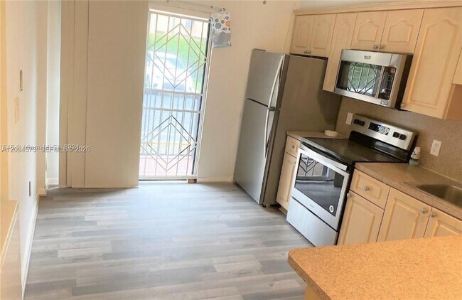 5490 W 21st Ct Unidad 111