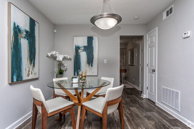 2BR, 2BA - 990 SF