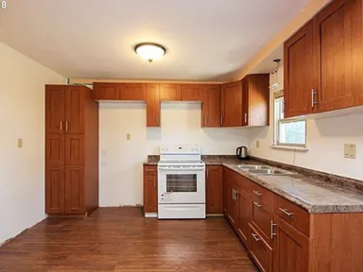 Photo - CHARMING ONE LEVEL HOME W/ GARAGE! W/S/G INCLUDED!