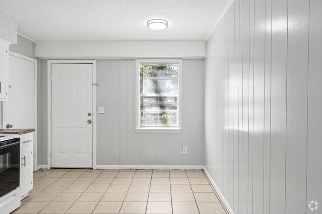 2BR, 1.5BA - 1,046SF - Dining Area - Signature Collection