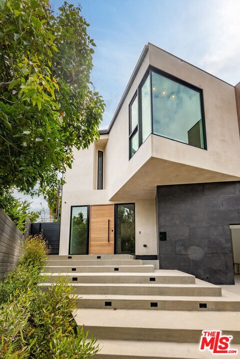 1030 Centinela Ave