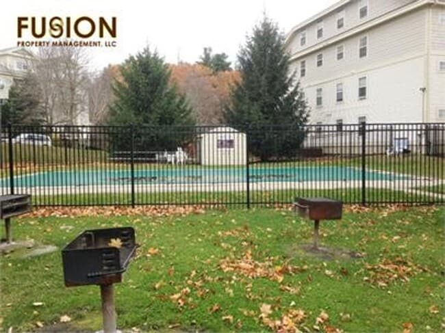 Building Photo - 2 bedroom condo Heat Included and Pool!