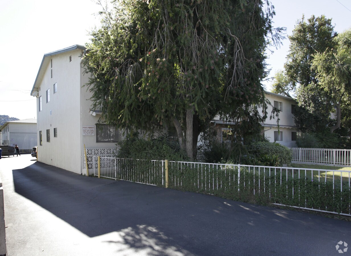 Primary Photo - 11050 Moorpark St Apartments