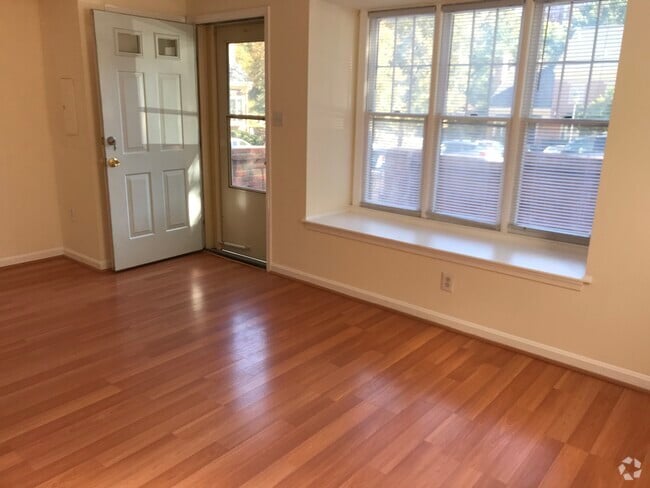 Building Photo - 2530 Fairfax Dr Unit A Rental