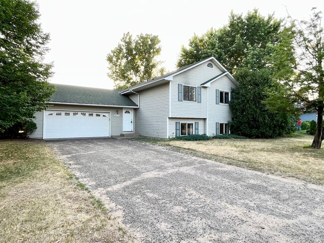 Spacious 5-Bed 2-Bath Split-Level Home in ... - Spacious 5-Bed 2-Bath Split-Level Home in ...