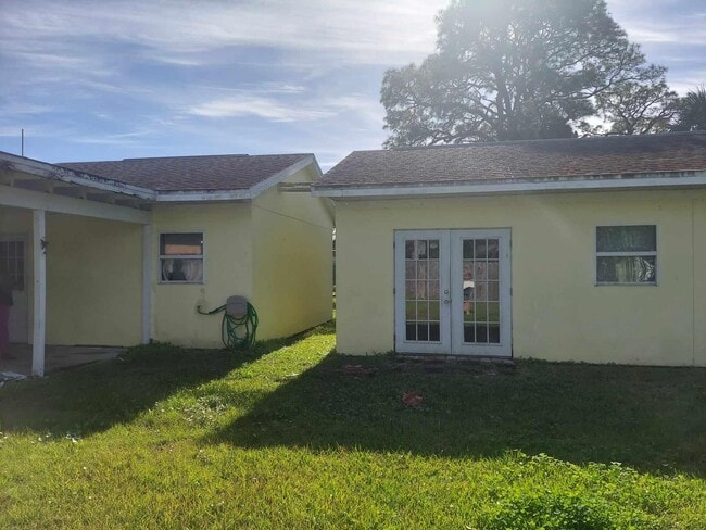 Photo - 1070 Lee Ave
