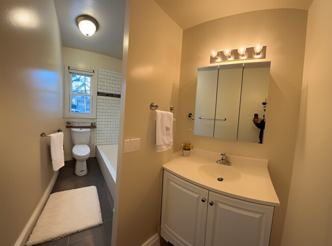 Photo - 526 E 2nd St