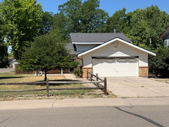 Building Photo - Mid Town 4 Bedroom!