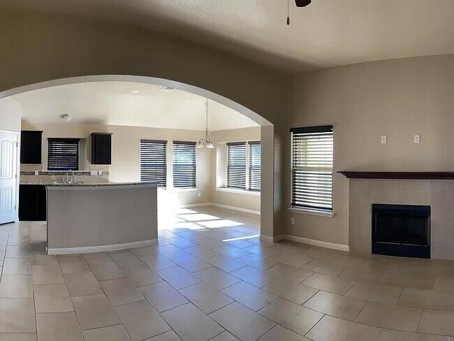 604 W Vega Ln