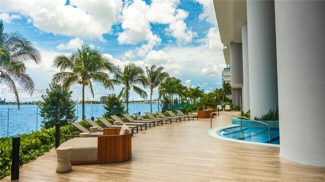 Building Photo - 700 NE 24th St Unit 3401