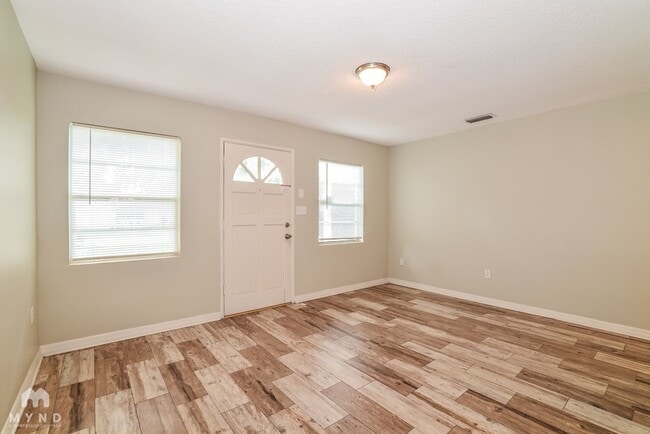 Photo - 1915 Carrigan Ave