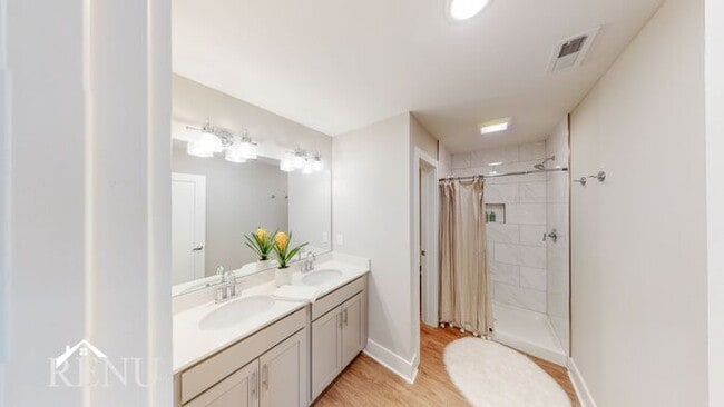 Photo - 2351 E 19th St