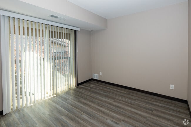 2BR, 2BA - 1,122 SF