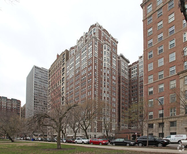 Primary Photo - 2440 N Lakeview Ave