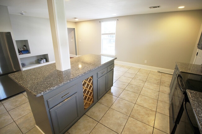 Photo - 3033 Toledano St